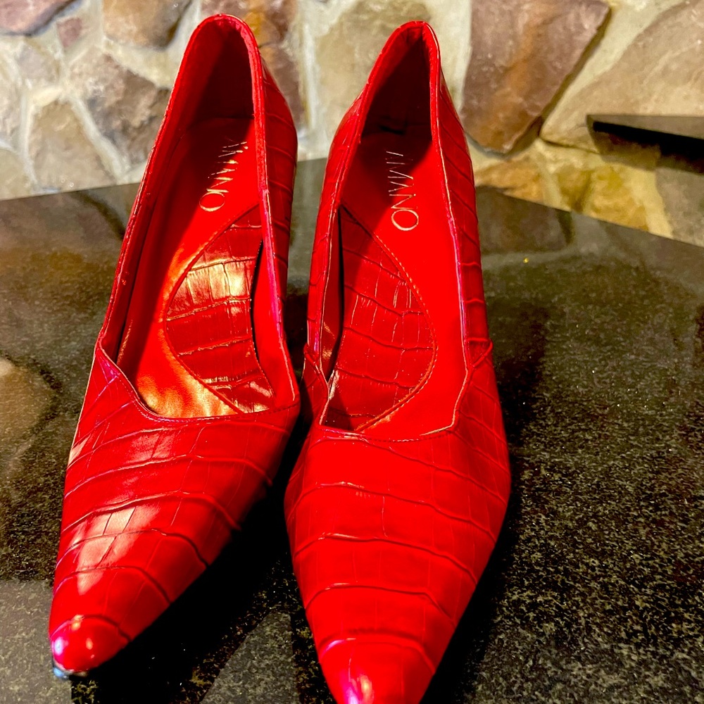 Amano burgundy leather size 10 pump